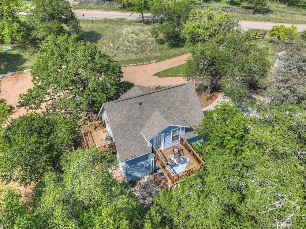 Cactus Flower Treehouse-pet Friendly-hill Country Views!