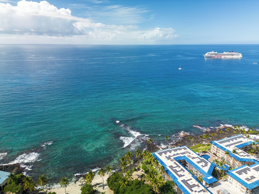 Kona Reef F2 Charming Oceanfront Condo for 4!