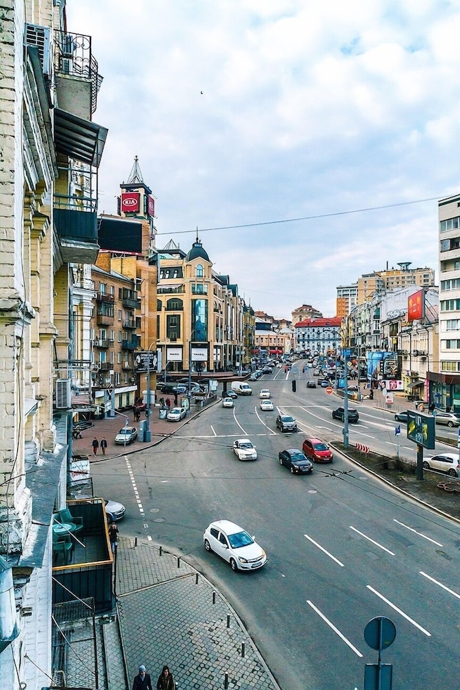 Hotrent Baseina Street Area