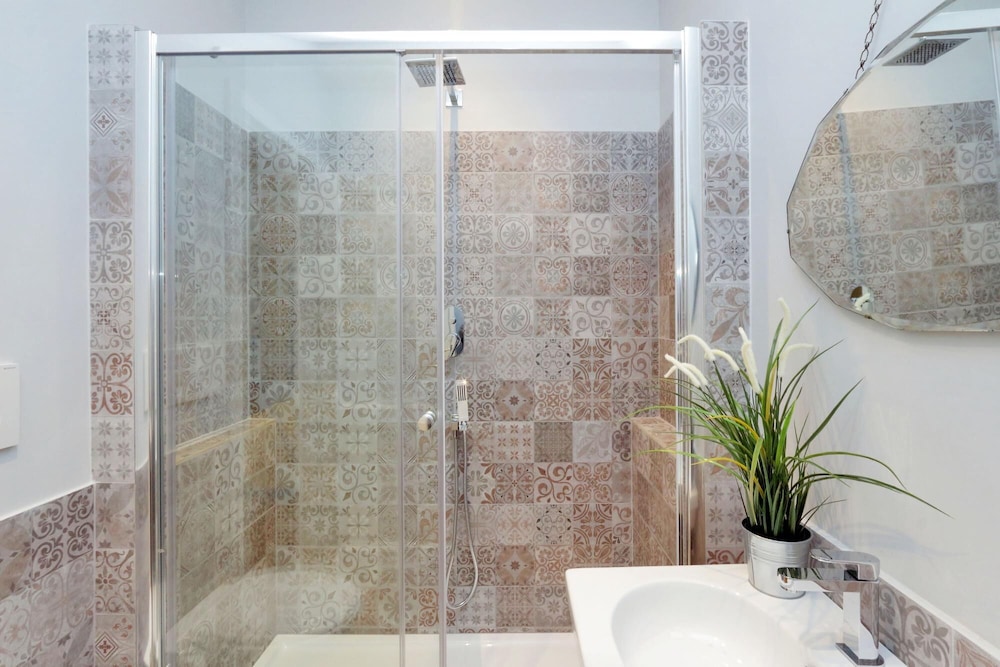Rm-h501-pale6h3 Monti Apartments - M12