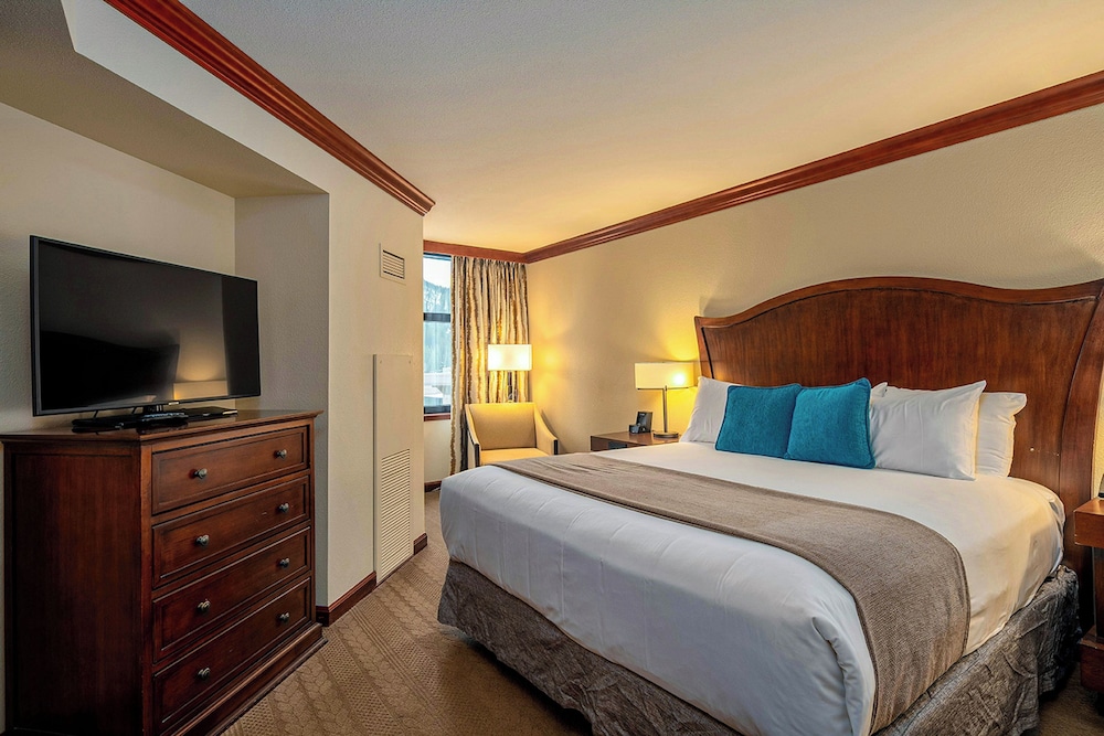 2BR Condo w/ Pool Access, Hot Tub, & ski In/out
