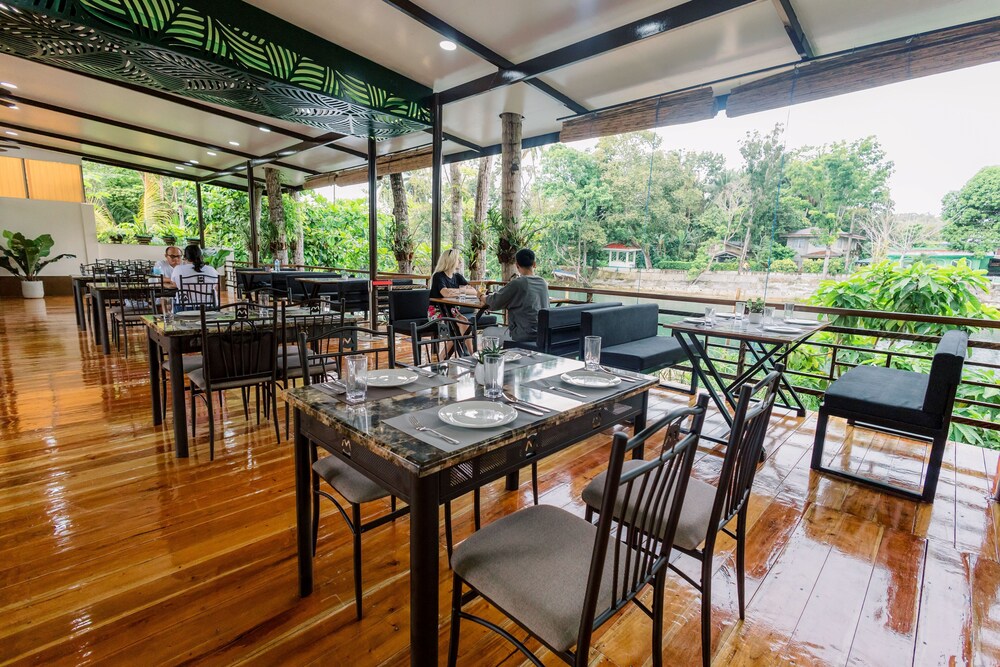 LOBOC RIVERSIDE INN and RESTAURANT