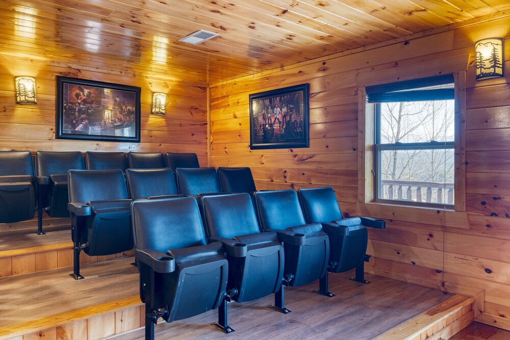 Grand View Lodge Panoramic Views Hot Tubs Game Room Theater Sleeps 56 Guests