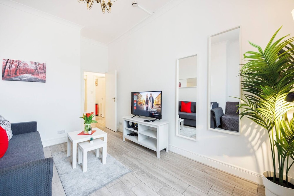 Kensington Charming and Bright Flat