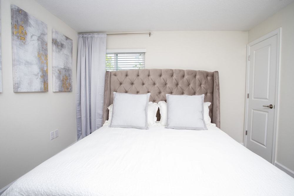 Stunning 5 Bd w/ Pool Close to Disney 8955 - Image 3