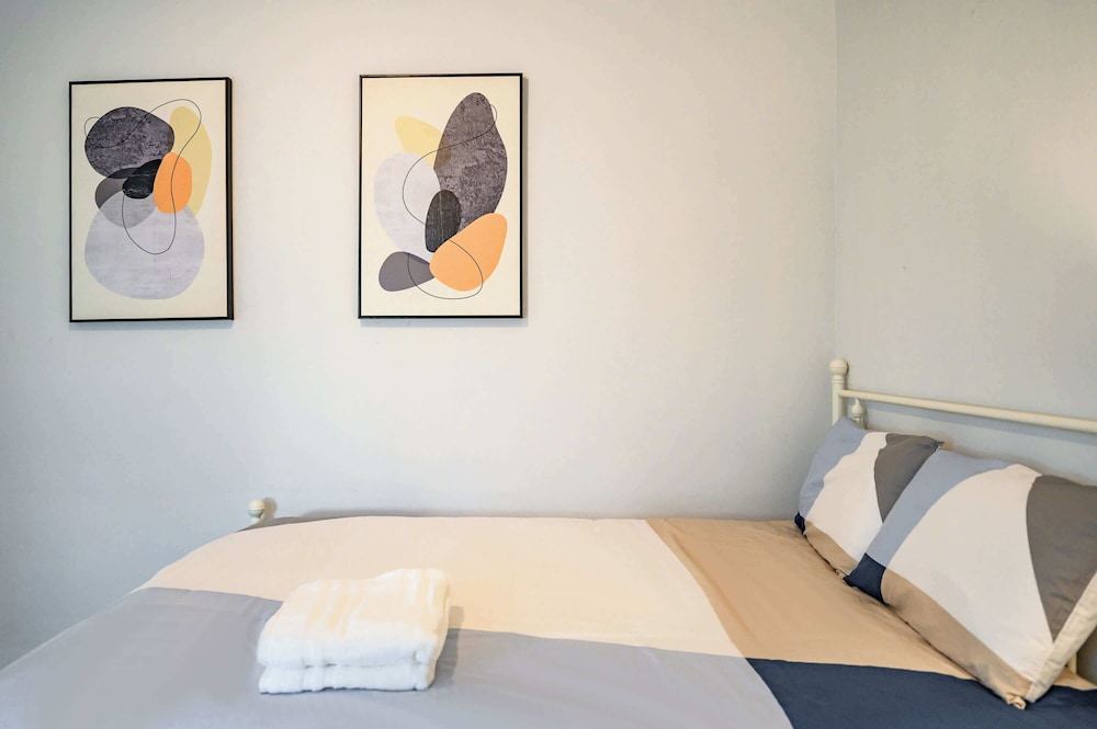 Near LA Cozy Home With Full Kitchen & Laundry