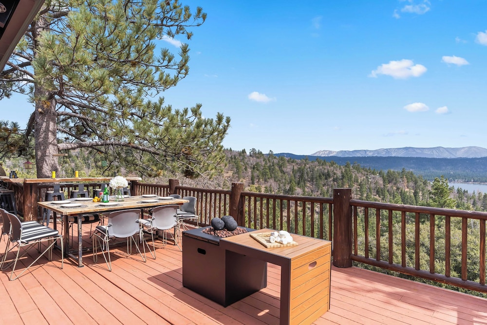 Scenic North Shore Stay w/ Games, Near Snow Summit Lakeview Lodge by Avantstay