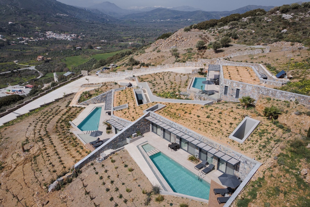 Neromai Cave Luxury Villas