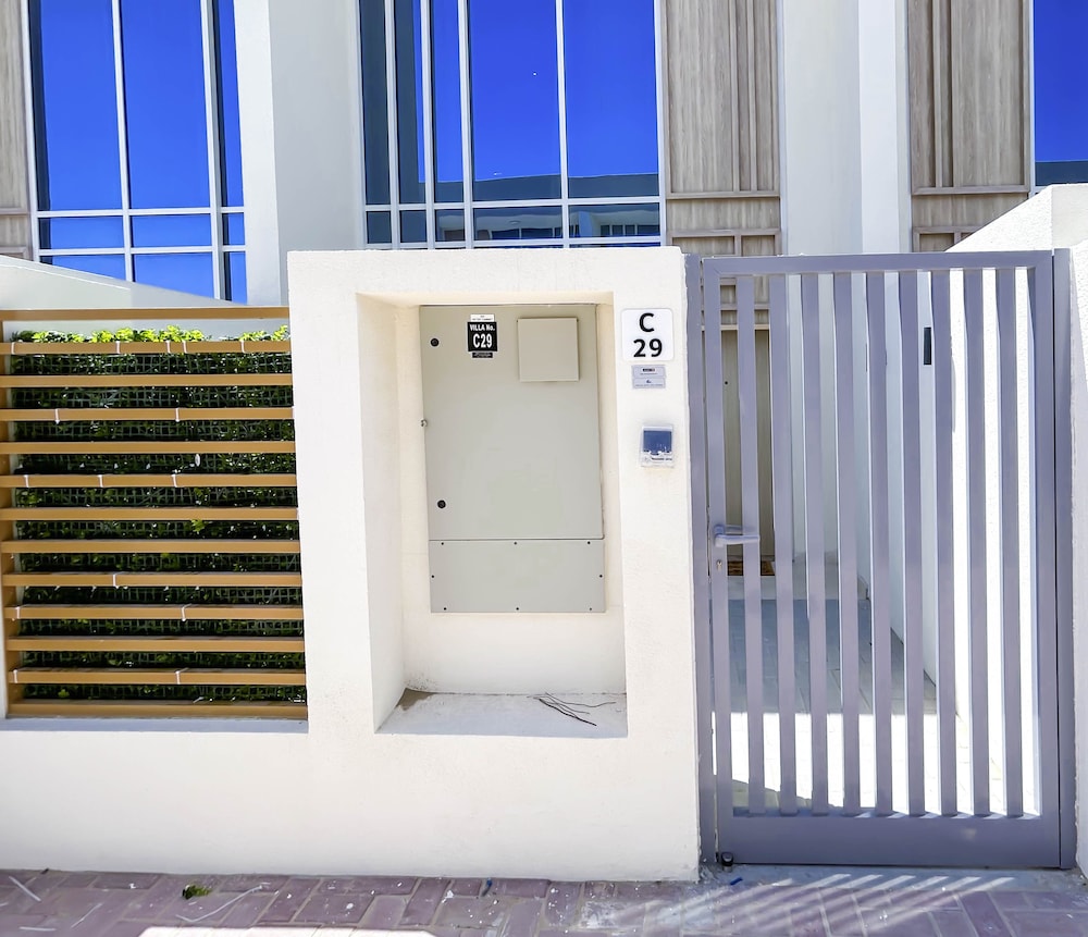 Luxury 1-br Villa in Rukan: Dubai Skyline Views!