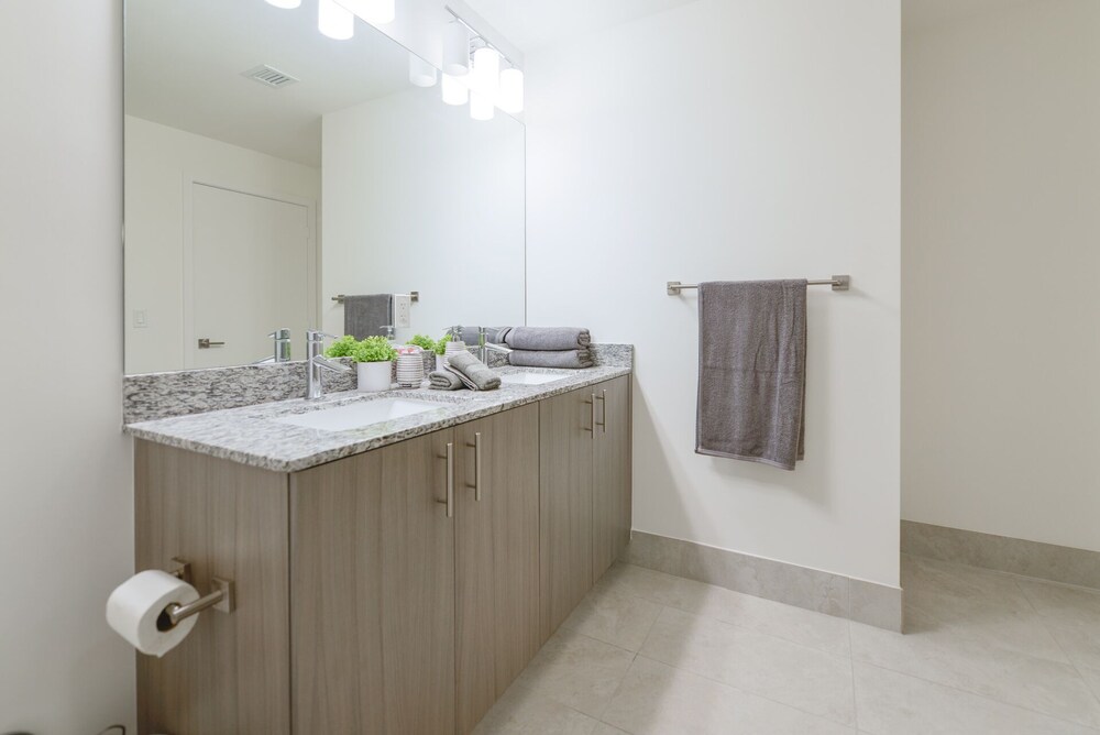 Cozy apt from Downtown Doral Park