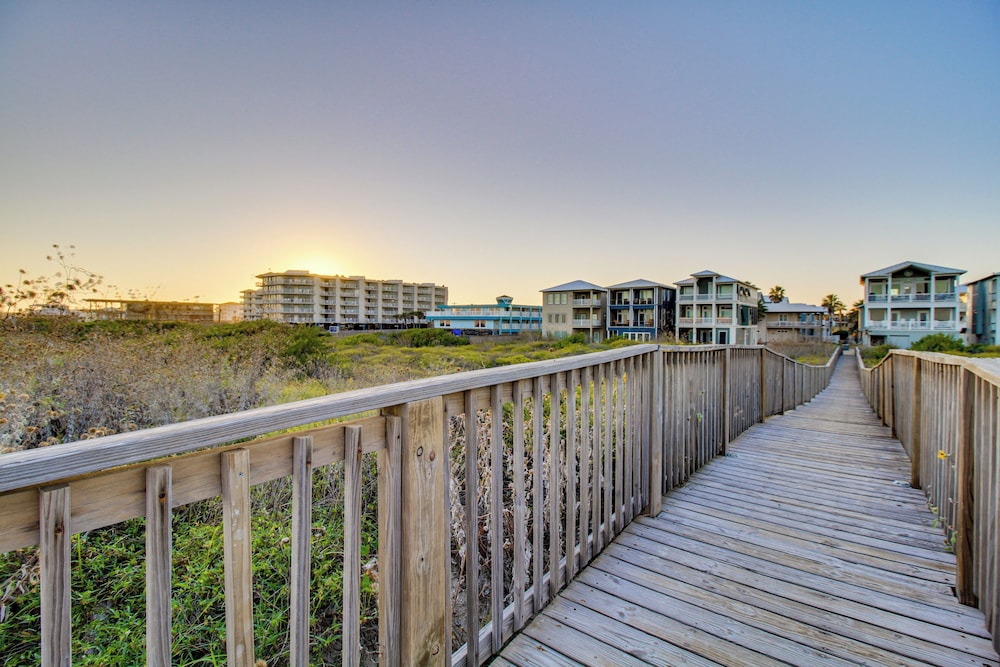 Steps to Sand: Breezy Port Aransas Condo!