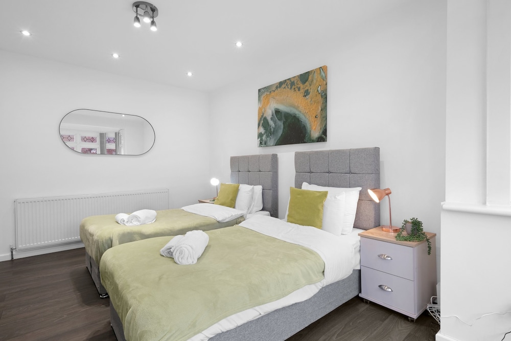 Spacious 5BR 3BA Serviced Hse in Croydon