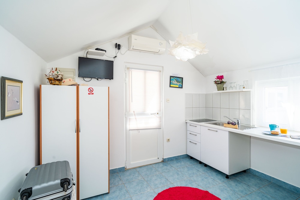Jele Rooms