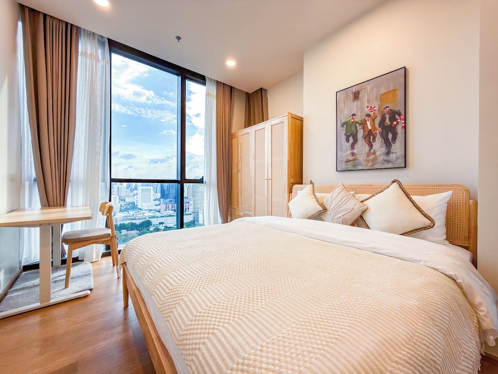 Luxury Downtown Bangkok 2BR 2BA · Sky Pool Gym · 5min Walk to Siam Paragon
