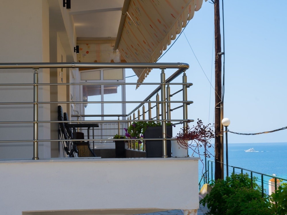 Zoe Seaview Apartment by Rentalspro