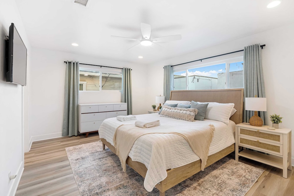 Steps to Sand! 2 Homes in 1 Sleeps 19, Outdoor Space, Walk to Shops & Dining
