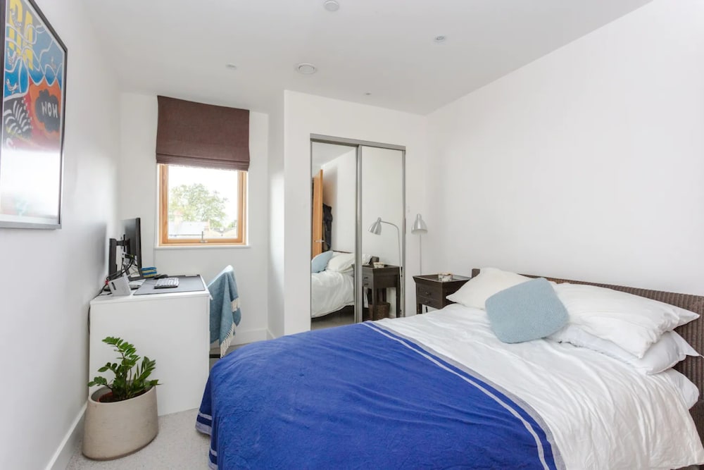 Bright 2 Bedroom Apartment Near Victoria Park