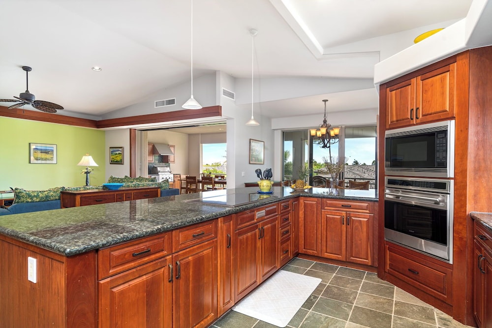 Close to Beaches & Restaurants - Spacious Townhome - Concierge Incl- Vrkcv