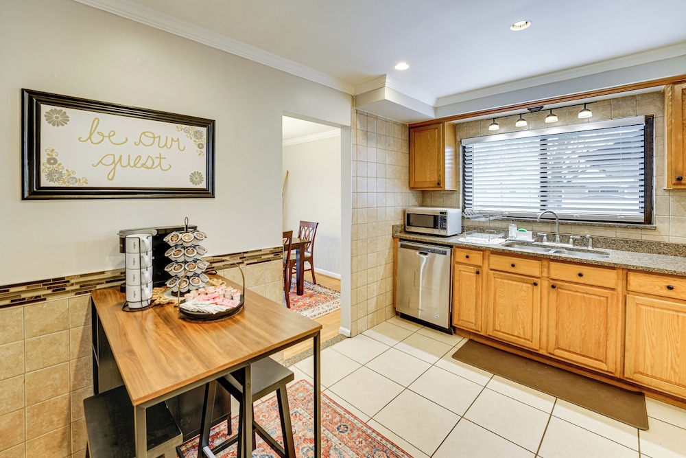 Fire Pit & Yard: Family Home in Farmington Hills!