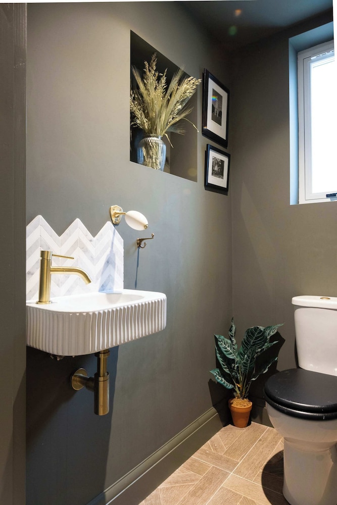 Newly Renovated Beachside Retreat for 10