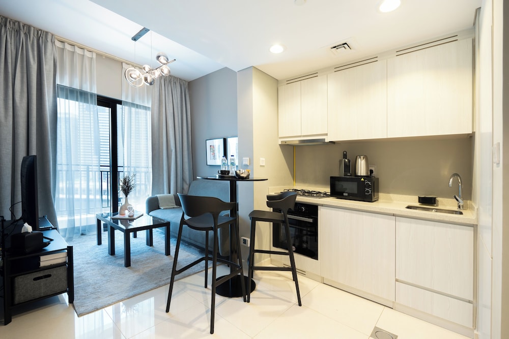 KeyRock Living - Elegant Lake View Apt