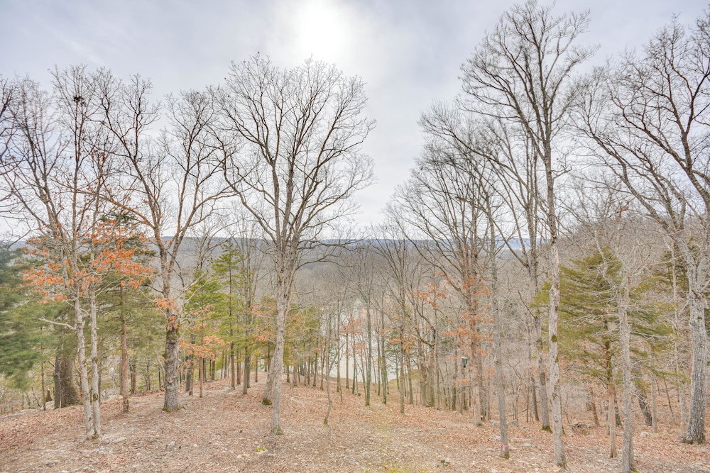 Covered Porch & Fire Pit: Cabin in Richland