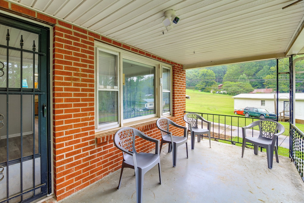1 Mi to Virginia Creeper Trail: Serene Family Home