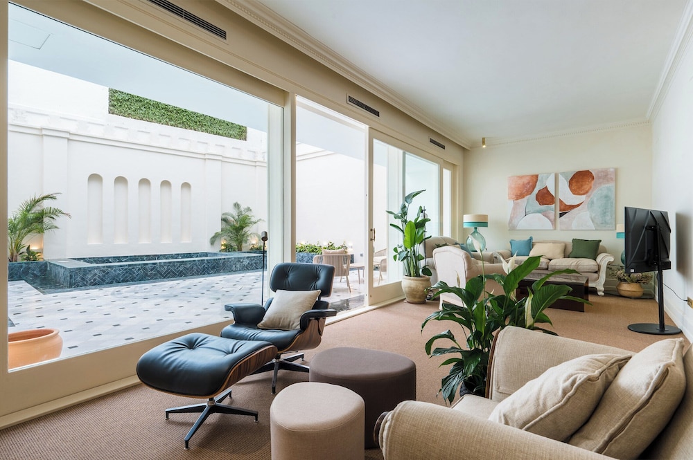 Luxurious Apartment with Patio and Pool