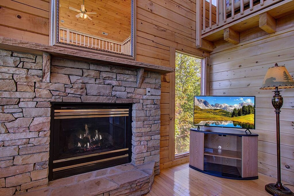 A Stellar 2bed 2bath Minutes to Parkway view 5