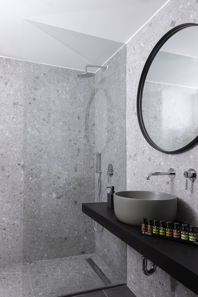 Azur Suites en Glyfada — bathroom