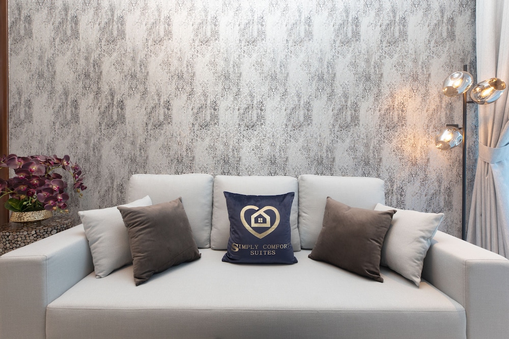 SIMPLY COMFORT Urban Chic Suites in J One Tower City & Canal Views
