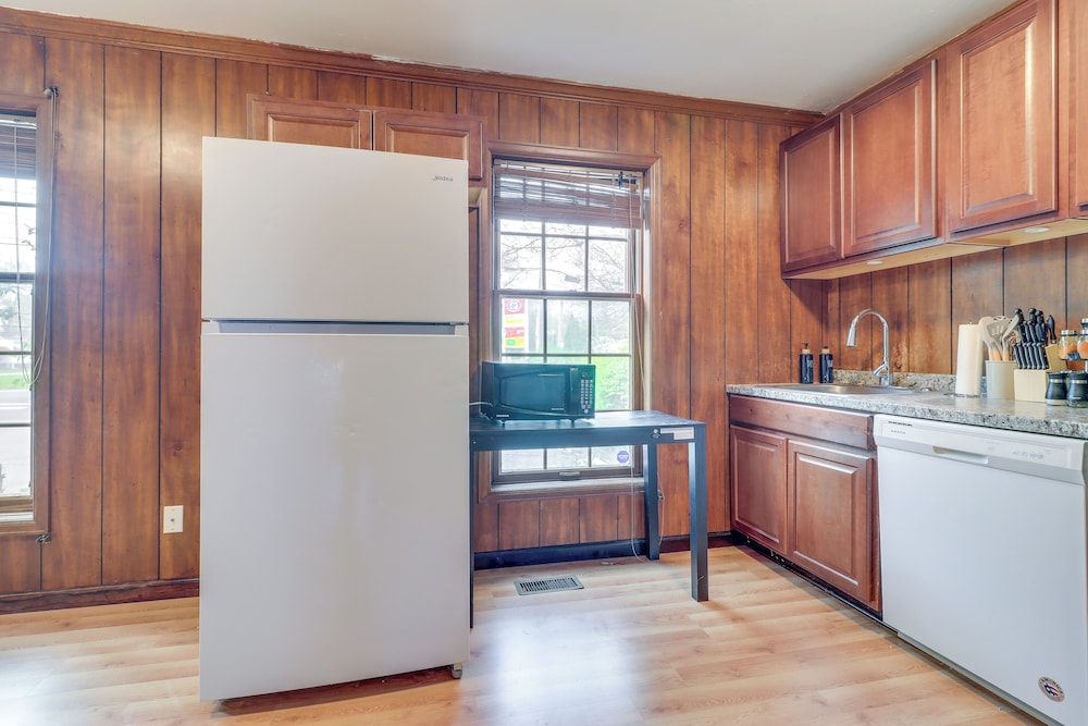 7 Mi to Downtown: Cozy West Toledo Apt w/ Yard