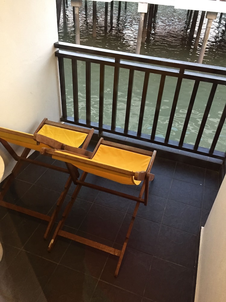 CMK & Private Water Chalet
