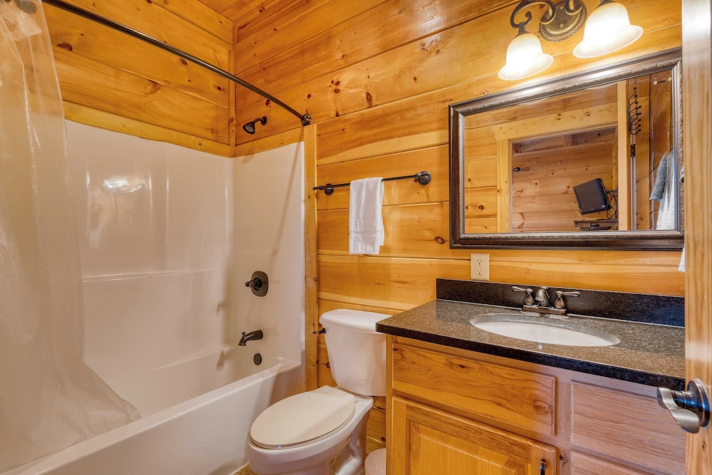 Luxury Cabin w/ Elevator, Theater & Hot Tub Near Dollywood Smoky Vista Lodge