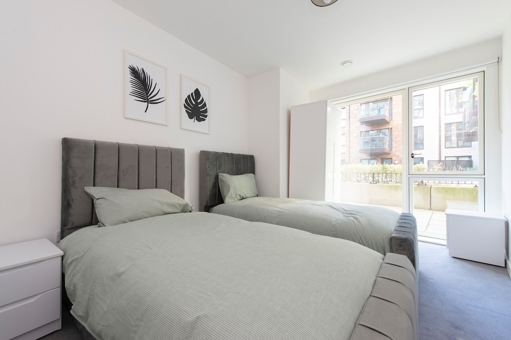 Stunning Luxury Stratford London 2 Bed Apartment view 5