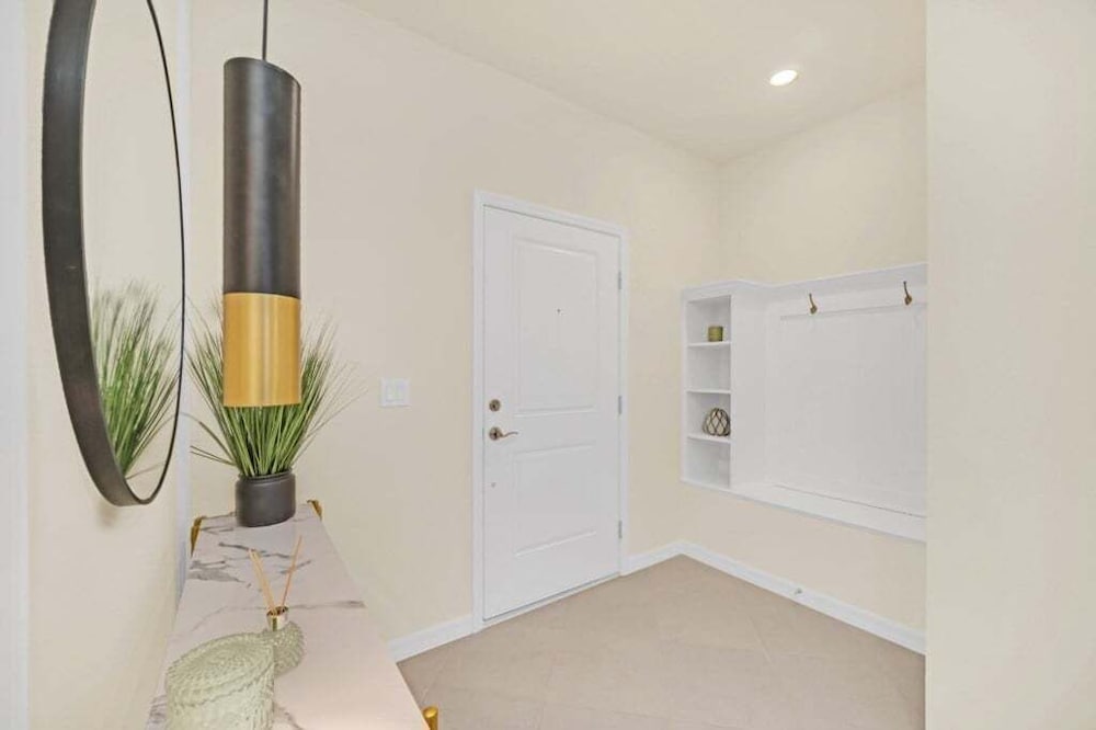 Luxury Home With Splash Pool 5 Bed Townhome! 5 Bedroom Townhouse