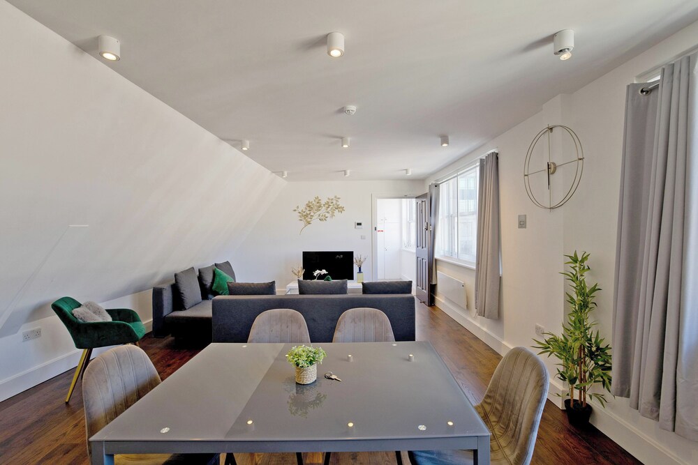 Imperial Middlesex Street Apartments