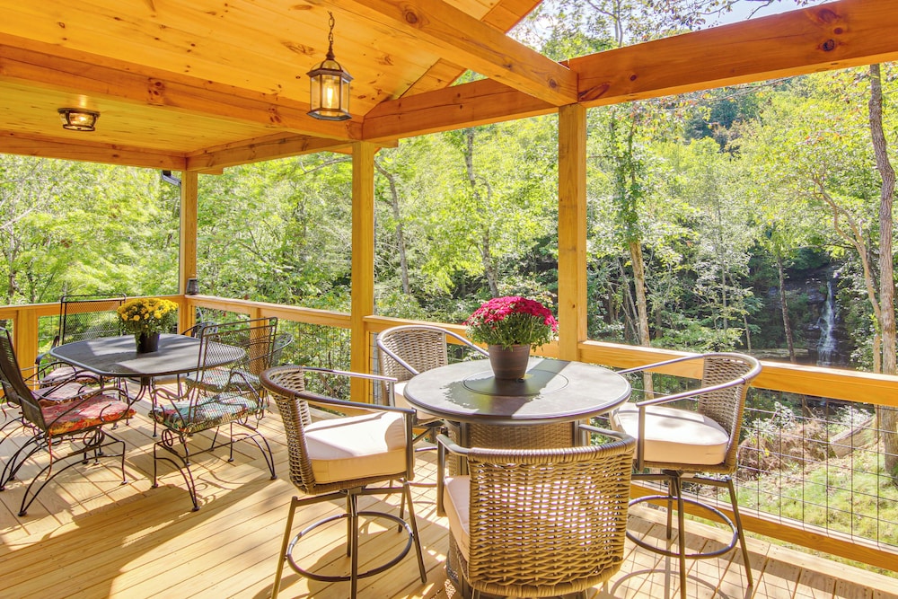 Amazing Waterfall! New Scenic Black Mtn Log Cabin
