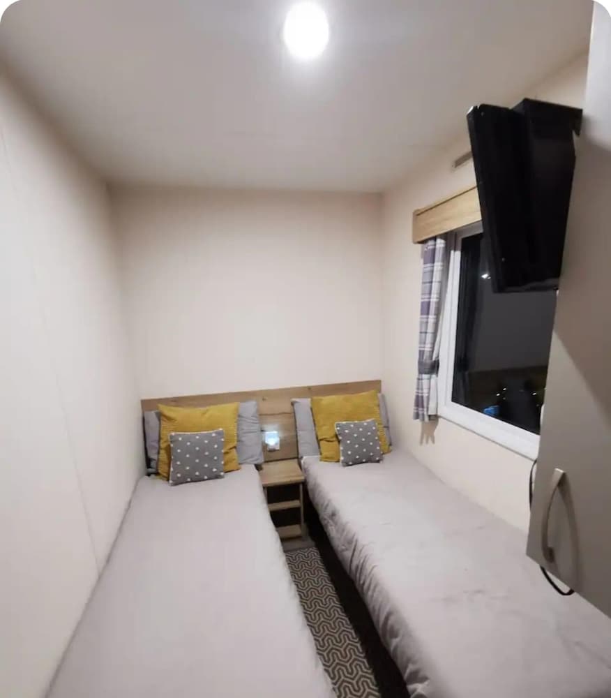Cosy Hottub Caravan Retreat in Lincolnshire view 4