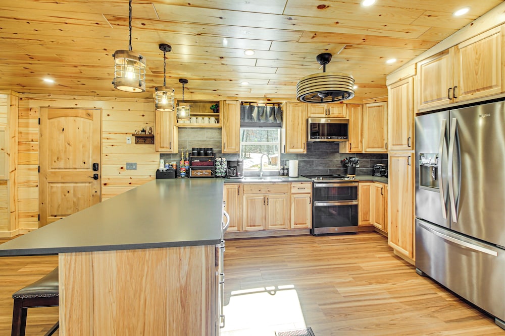 11 Mi to Marina on Lake Hamilton: Cabin Getaway