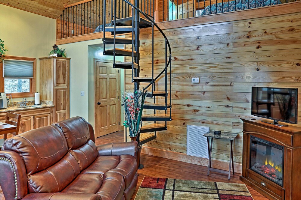 Cozy East Bernstadt Cabin w/ Porch  Fishing Lake! - Property Image 1