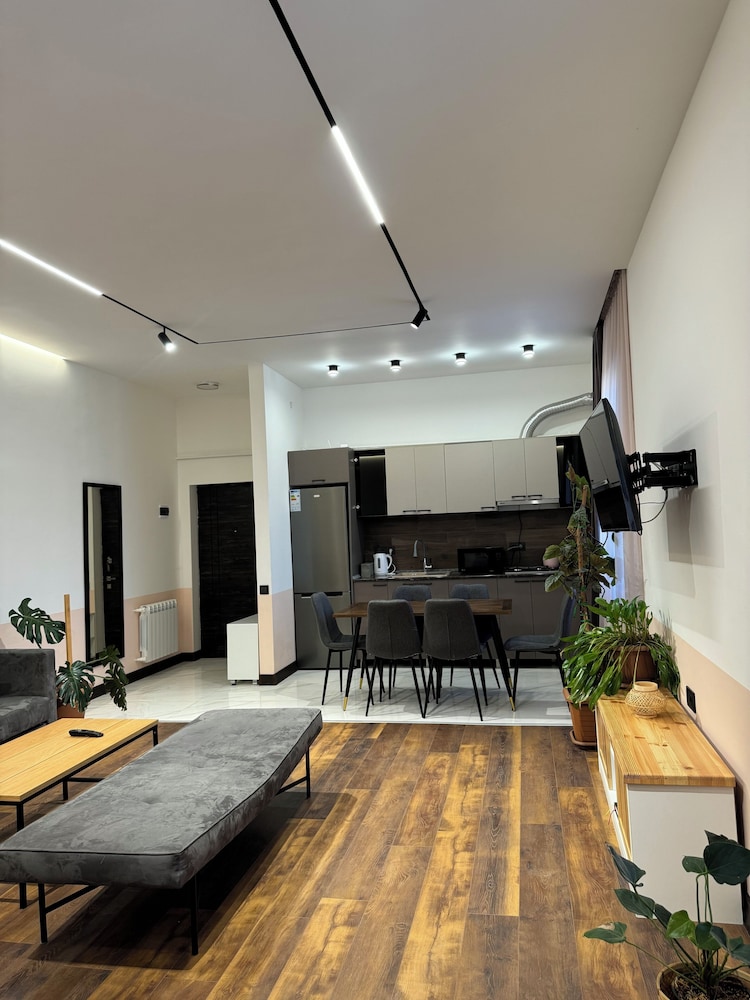 Aparan Guest House