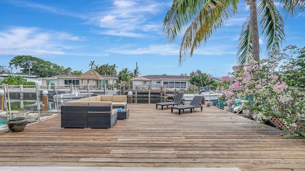 Waterfront Villa Private Pool!