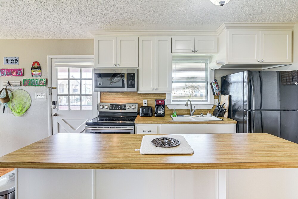 Walk to Beach: Galveston Home w/ Patio & Balcony!