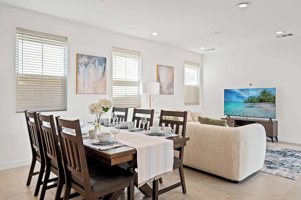 Stylish 3BR Oasis in Palm Desert Near El Paseo Zoo