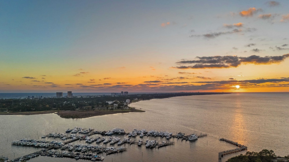 Serene Studio at Sandestin Pool, Hot Tub, Beach Shuttle, Walk to Baytowne