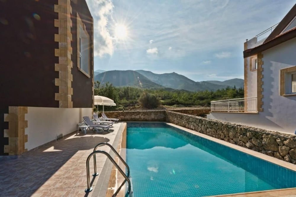 House With Shared Pool and Terrace 9 min to Beach