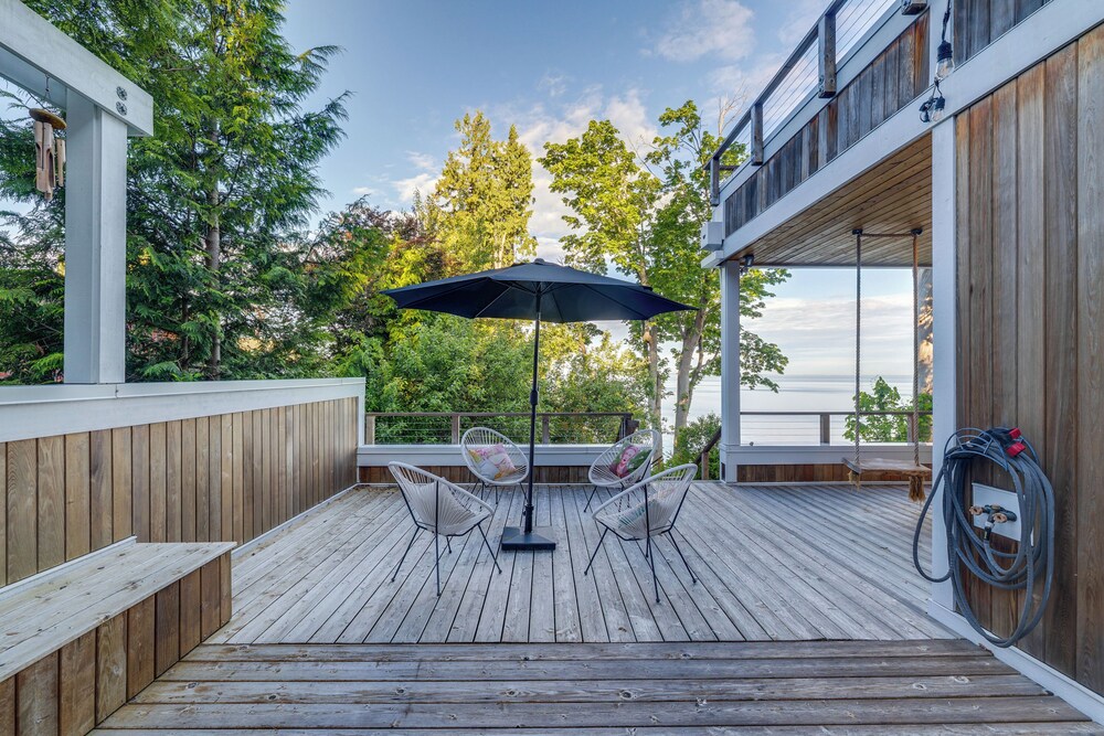 Stunning Semiahmoo Bay Views: Spacious PNW Home