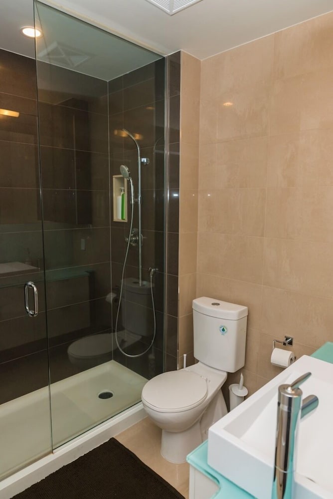 Sarkar Suites - CN Tower Rogers Centre