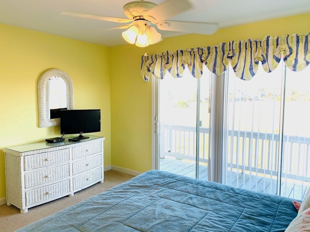 Old Man & The Sea 5 Bedroom Home by RedAwning